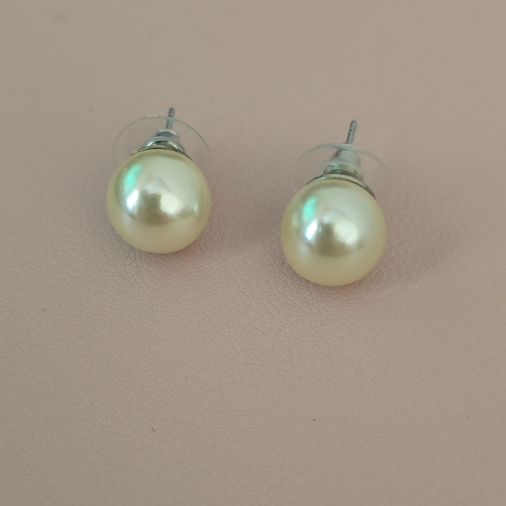 Elegant Cream Pearl Stud Earrings - Picture 2 of 2